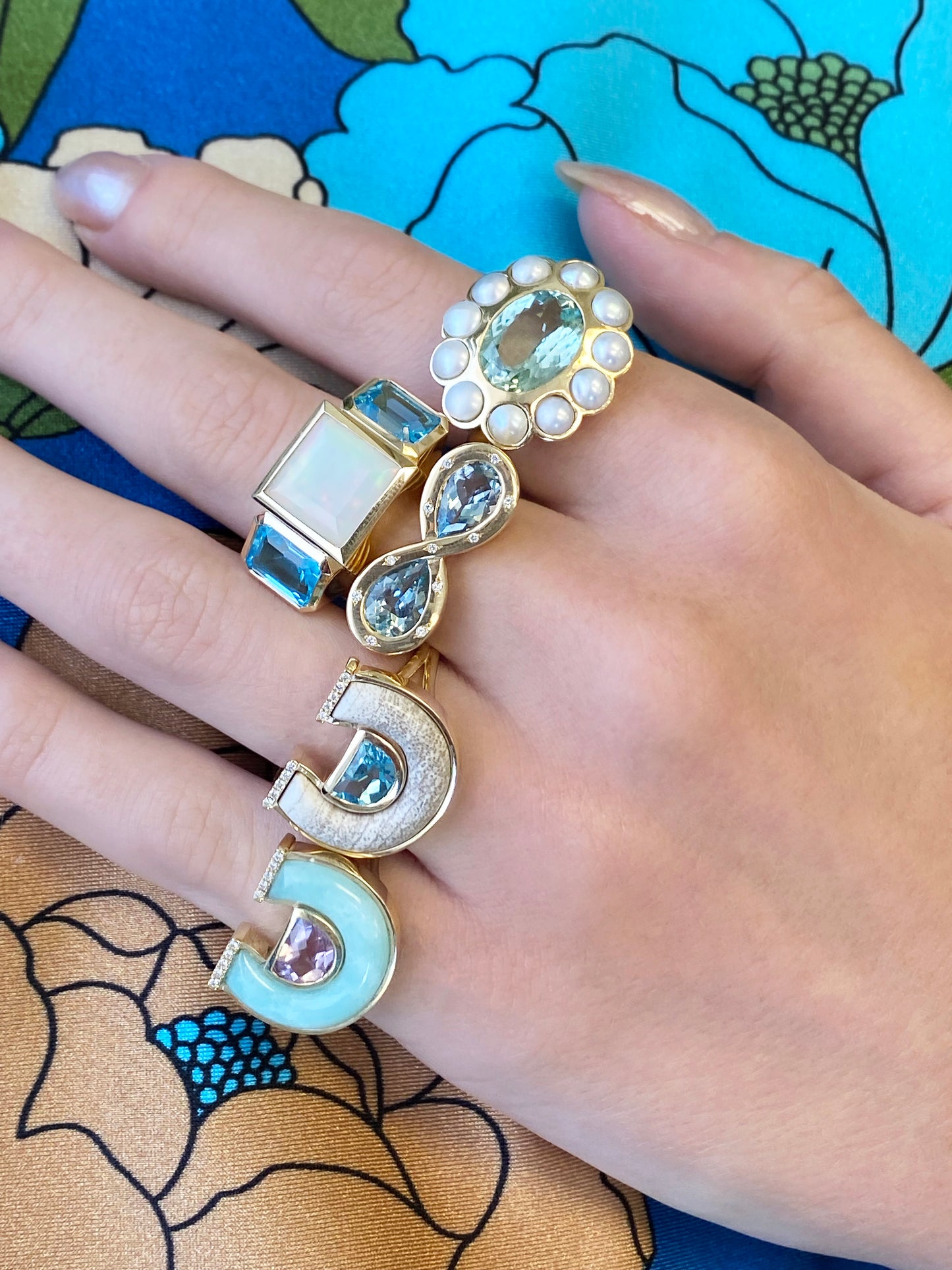 Sig Ward Jewelry 14K yellow gold Amethyst, Chrysoprase and Diamond Horseshoe Ring featuring vibrant amethyst, natural chrysoprase, and sparkling diamond accents in a contemporary horseshoe ring design.
